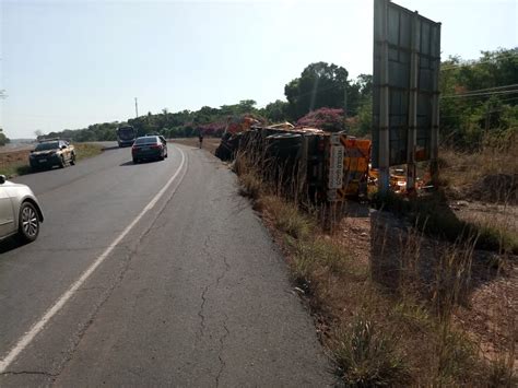 Carreta Carregada De Cerveja Tomba Na Br Em Teresina Gp