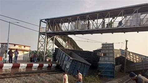 Odisha Train Accident சரக்கு ரயில் தடம் புரண்டு விபத்து மூவர் உடல்