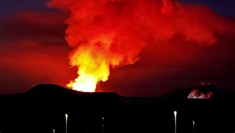 Islandia un volcán entra en erupción y la lava llega a un pueblo