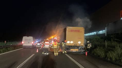 Lastwagenanhänger brennt auf A1 bei Neuendorf vollständig aus Radio