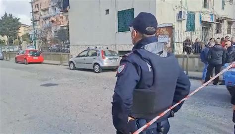 Omicidio Suicidio A Napoli Dell Uomo Barricato Sul Balcone Di Casa Ha