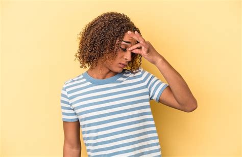 Joven Mujer Transexual Latina Aislada Sobre Fondo Amarillo Con Dolor De Cabeza Tocando La Parte