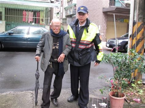 失智老翁雨中迷途 熱心民報警助返家 社會 自由時報電子報