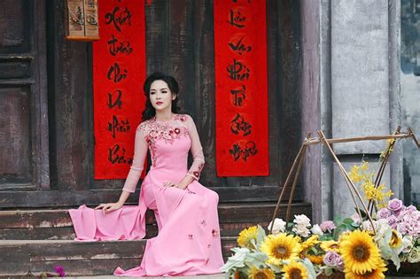 Hot girl dao kéo khoe vẻ đẹp mỹ miều trong tà áo dài dân tộc Báo Dân trí