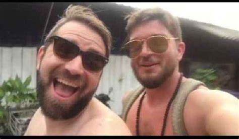 Seus pais acham que ele é gay então ele lhes mandou este vídeo de suas férias Eles não