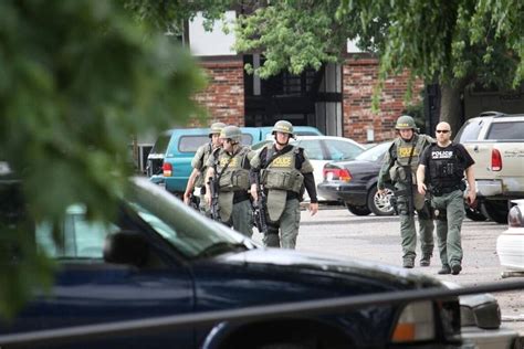 Police Residents Pick Up Pieces After Deadly Standoff The Wichita Eagle The Wichita Eagle