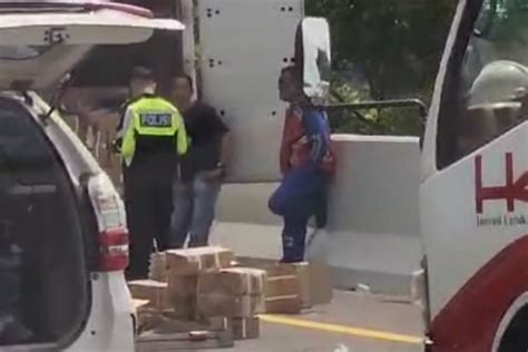 Gegara Pecah Ban Mobil Box Terbalik Di Jalan Tol Permai