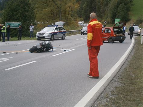 Pfunds Biker Bei Kollision Schwer Verletzt Landeck