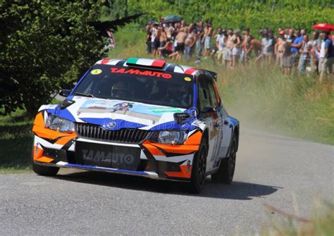 Een De Verzamelingsauto Van Skoda Fabia Wrc In Alba Rally Op Juli