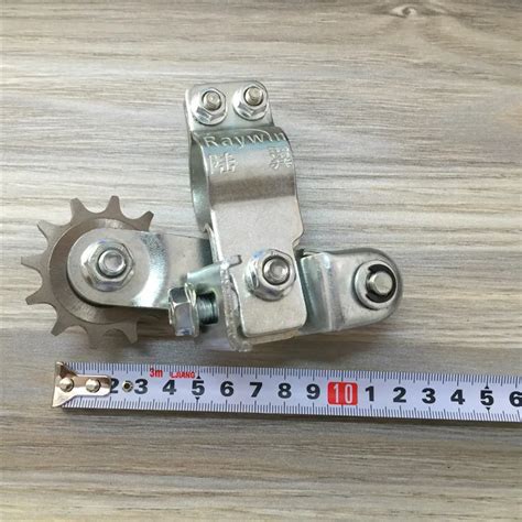 Motorcycle chain tensioner automatic adjustment of the chain tensioner wheel skid 428H ...