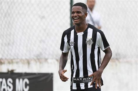 Santos Assina Primeiro Contrato Profissional Nova Promessa Da Base