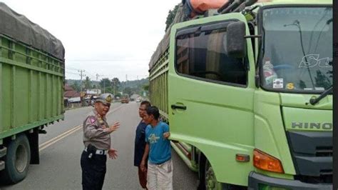 Polres Merangin Pasang Spanduk Larang Parkir Di Bahu Jalan Karena