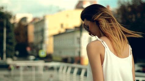 La Jeune Femme Blonde élégante Sexy Marche Dans La Rue Clips Vidéos Vidéo du séduisant