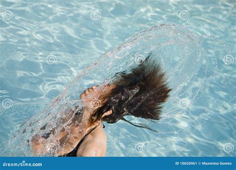 Ragazza In Una Piscina Che Getta Capelli Bagnati Immagine Stock Immagine Di Bikini
