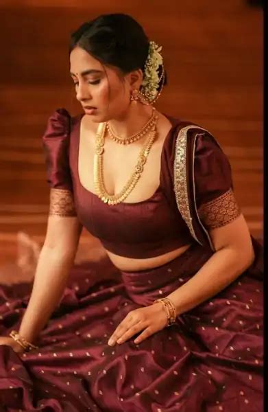 Srushti Dange Hot Pics And Photo In Saree