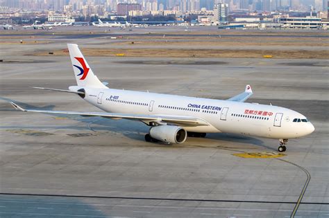 China Eastern Airbus Rattles Following Engine Failure Video