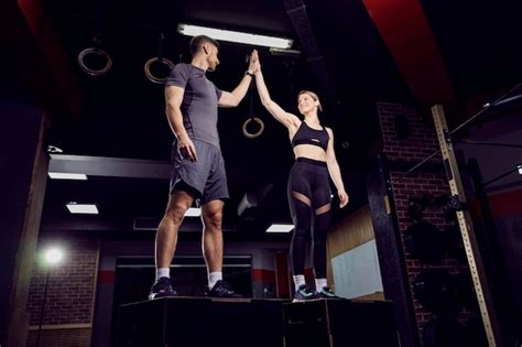 Una Pareja Deportiva Chocando Los Cinco Despu S De Un Buen