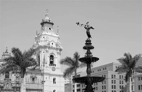 Estatua De Bronce Monocromo De La Fuente En La Plaza Mayor Con La