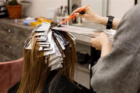 Valor Para Pintar O Cabelo No Salao - Cabeleireiro colorindo o cabelo da mulher cliente no salão de estúdio ...