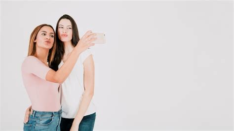 Deux Femmes Prenant Selfie En Studio Photo Gratuite