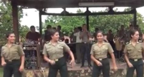 Policía Nacional Sorprende Cantando Y Bailando Cumbia En Tarapoto Actualidad Perucom