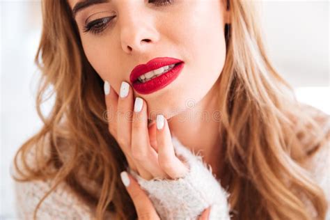 Belle Fille Blonde Avec Le Rouge à Lèvres Rouge Et Les Longs Cheveux Image stock Image du