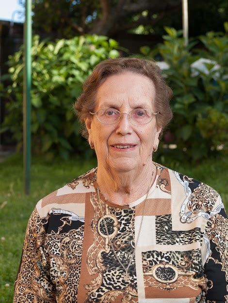 Retrato De Una Mujer Sonriente Foto Premium