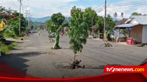 Protes Jalan Rusak Tak Kunjung Diperbaiki Warga Kelurahan Upai