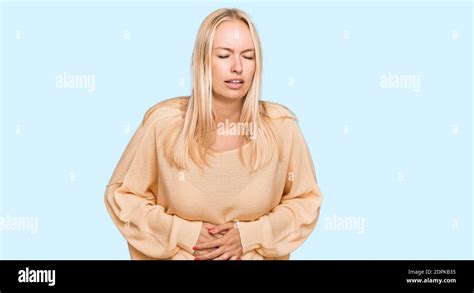 Jeune Fille Blonde Portant Des V Tements D Contract S Avec La Main Sur L Estomac Parce Que La