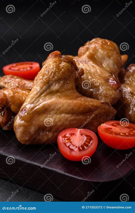 Asas De Frango Cozidas Especiarias E Ervas Salinas Foto De Stock