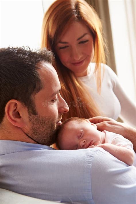 Pais Em Casa a Filha Recém nascida De Sono Do Bebê Imagem de Stock