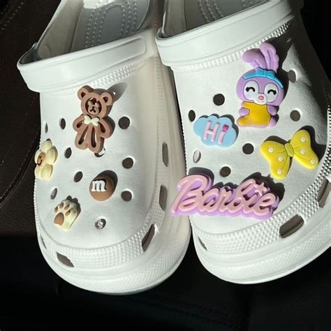 Crocs Jibbitz อุปกรณ์ดอกไม้ประดับตกแต่งรองเท้ามีเสน่ห์รูปผีเสื้อหัวไช