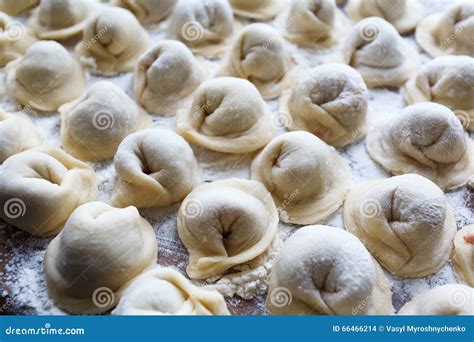 Pelmeni Ruso De Las Bolas De Masa Hervida De La Carne En Fondo De