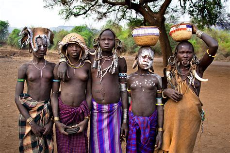 Tribus De África Mujeres Mursi Y Niña Himba