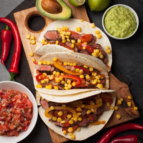 Tres tacos mexicanos con carne de res de mármol Angus negro y verduras