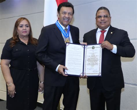 Osvaldo Ayala Recibe La Medalla Justo Arosemena