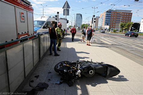 Pozna Wypadek Motocyklista Wjecha W Przystanek Na Ul Roosevelta