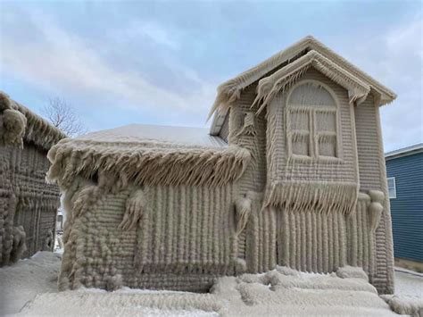 Strong Winds Turn Homes Along Lake Erie Into Ice Sculptures Demilked