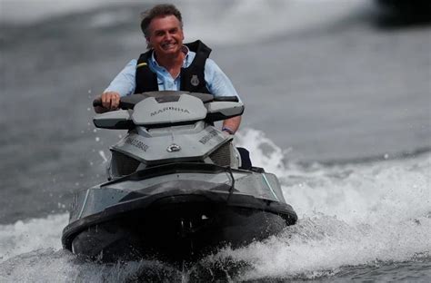 Bolsonaro Passeia De Lancha E Pega Carona De Jet Ski Em Angra VEJA