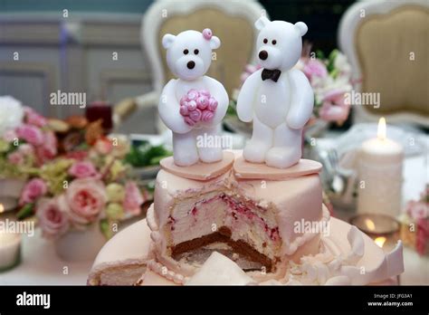 Wedding Cake Decorated With Polar Bears Stock Photo Alamy