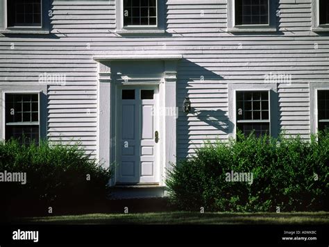 white clapboard colonial house Stock Photo - Alamy