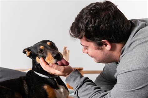 Close up homem segurando cachorro Foto Grátis