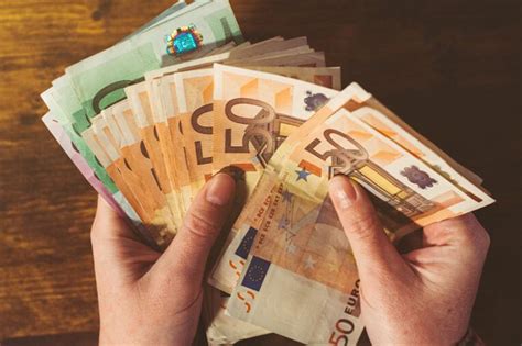 El Euro Está En Su Valor Más Bajo En 20 Años Y Te Afecta Por Tres