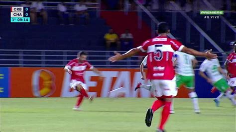 Aos 8 min do 1º tempo defesa de Saulo da Chapecoense contra o CRB