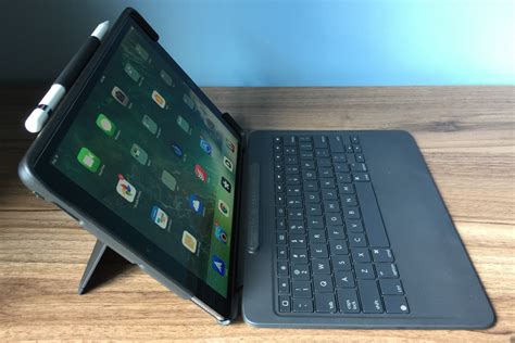 10.5-inch iPad Pro keyboards: Smart Keyboard vs. Logitech Slim Combo ...