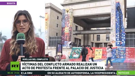 Víctimas Del Conflicto Armado En Colombia Protestan Frente Al Palacio