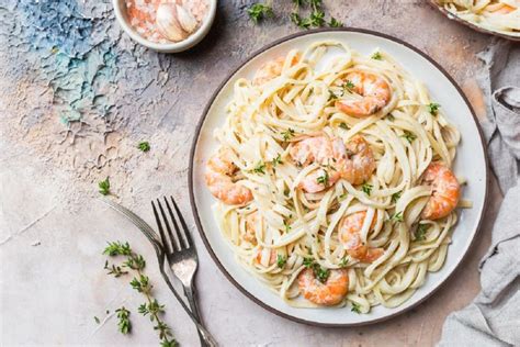 Pâtes Aux Fruits De Mer Sauce à La Crème Et Vin Blanc