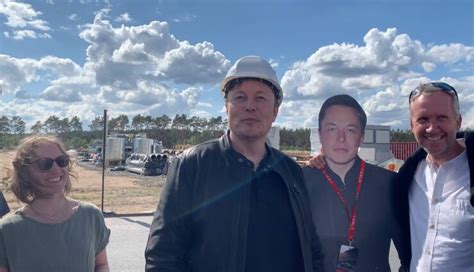 Mann Mit Musk Figur Trifft Tesla Chef Wie Es Dazu Kam Teslamag De