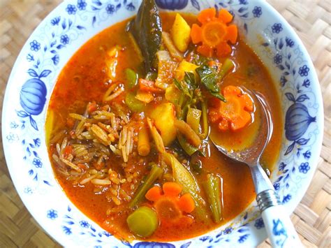 Tom Yam Suppe mit Gemüse und Reis Rezept kochbar de