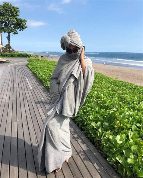 Kesal Dinyinyirin Karena Pakai Bikini Marissa Nasution Malah Ke Pantai Pakai Baju Ini Lucu Dan